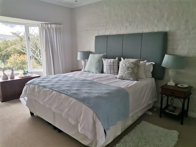 To Let 4 Bedroom Property for Rent in Signal Hill Western Cape